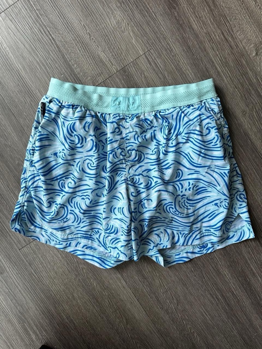 Rabbit Running Ocean Wave Graphic Performance Shorts S/M